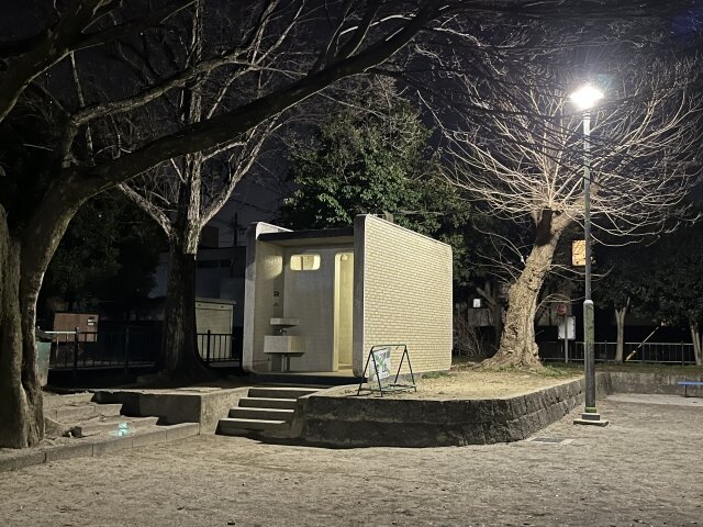 夜の公園の公衆トイレ.jpg